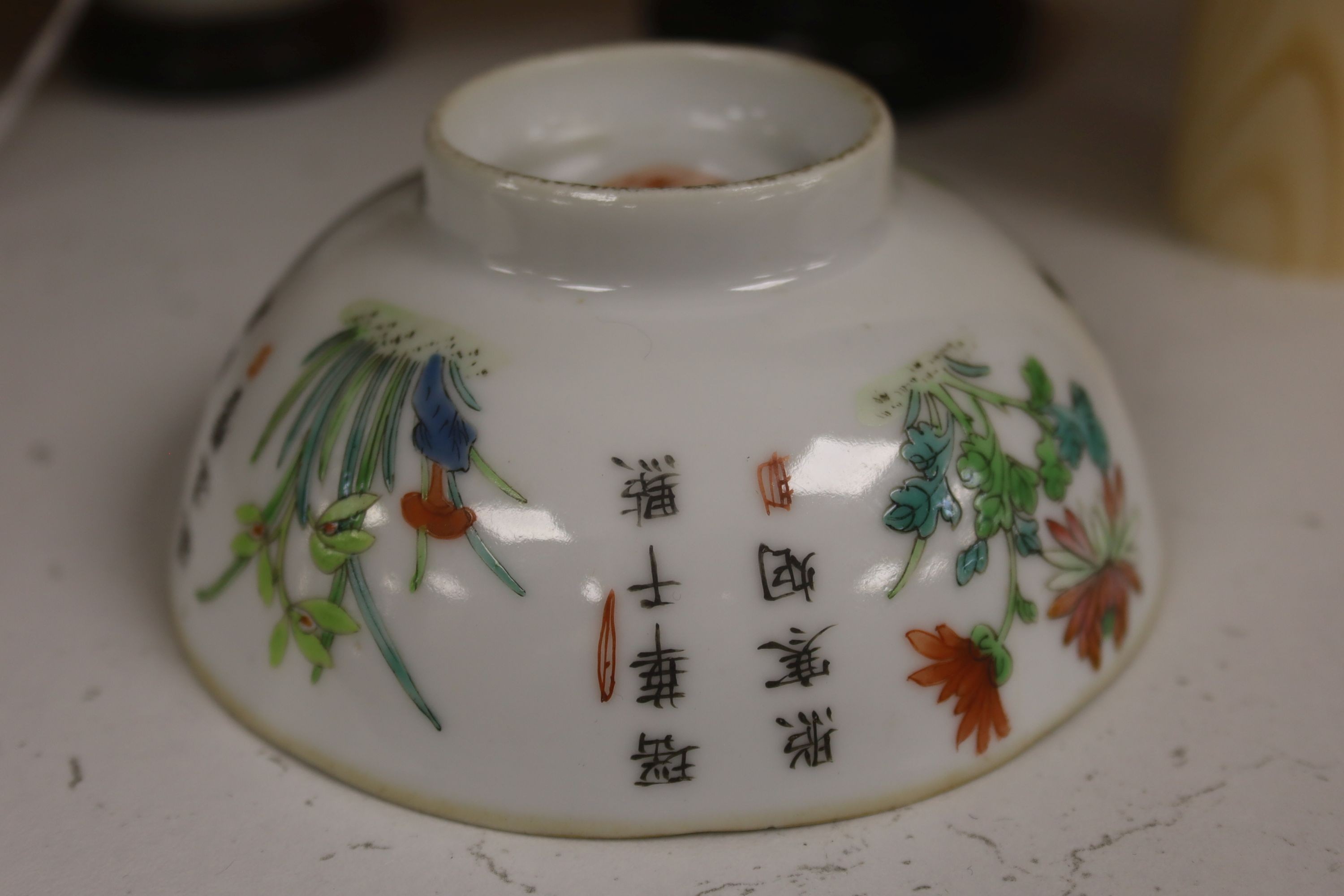 A pair of Chinese famille rose bowls on stands 11cm